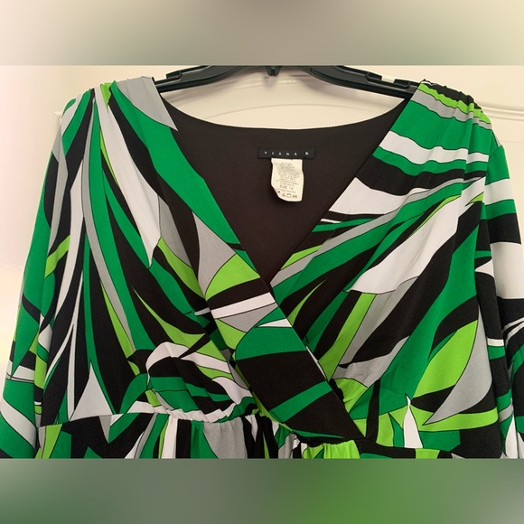 Tiana B Women’s Blouse XL Multicolor Green Black Top V neck Wrap Tropical Style - Picture 4 of 10